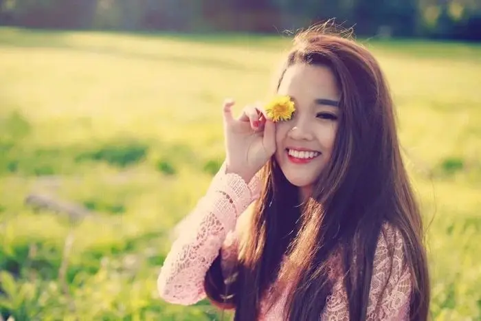 Mơ thấy gái là điềm gì? Giải mã chi tiết & số may mắn